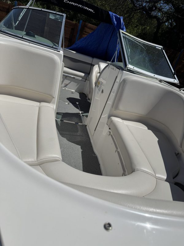 2005 21' Chaparral Boat - Image 6